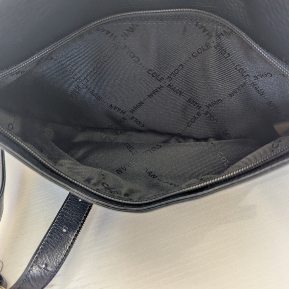 VTG Cole Haan Black Pebbled Leather Camera Bag - Minimalist Crossbody - Gold Har - Picture 15 of 16